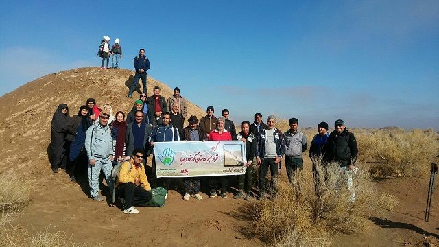 اصفهانی ها مسیر کوهپیمایی را از زباله پاکسازی کردند